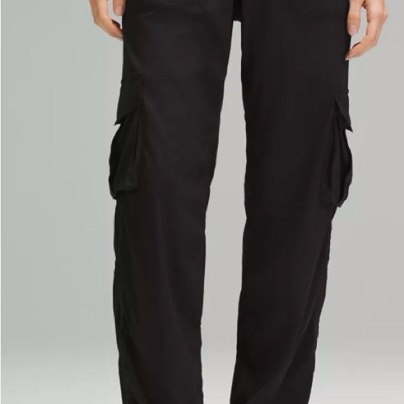 Lululemon Dance Studio Relaxed-Fit Mid-Rise Cargo Pant in black size medium - Picture 3 of 3